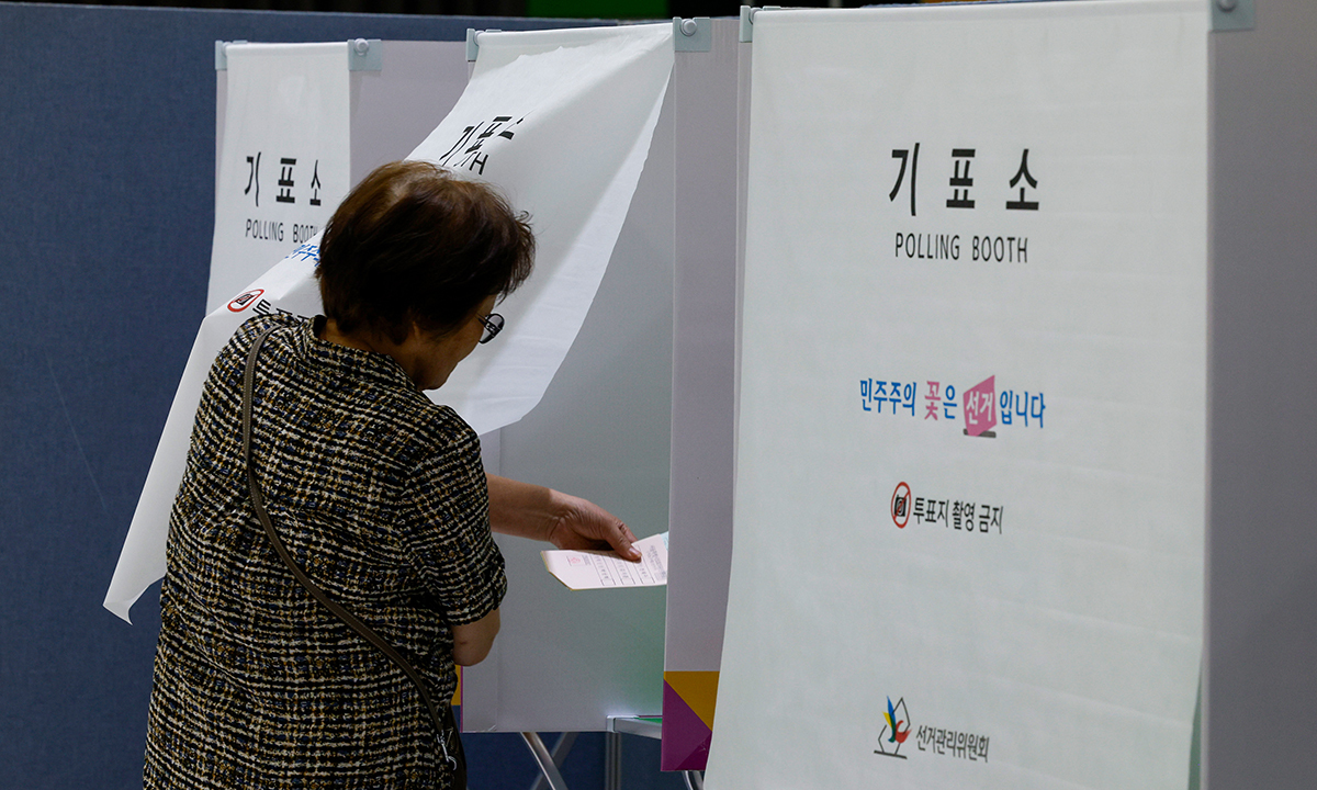 제9회 전국동시지방선거 및 국회의원 재·보궐 선거 본투표가 시작된 3일 서울 서초구 반원초등학교 체욱관에 마련된 투표소에서 유권자들이 소중한 한 표를 행사하고 있다. 세계일보 자료사진