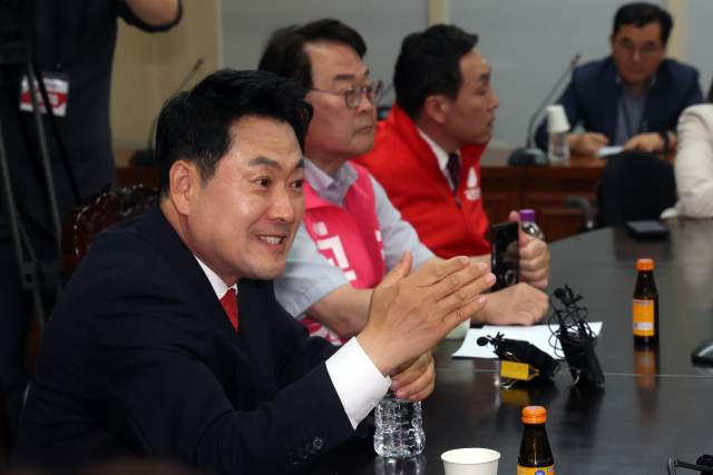 국민의힘 장동혁 상임선거대책위원장이 4일, 6.3 지방선거 투표소 용지 부족 사태와 관련해 서울시선거관리위원회를 항의 방문하고 있다. 연합뉴스