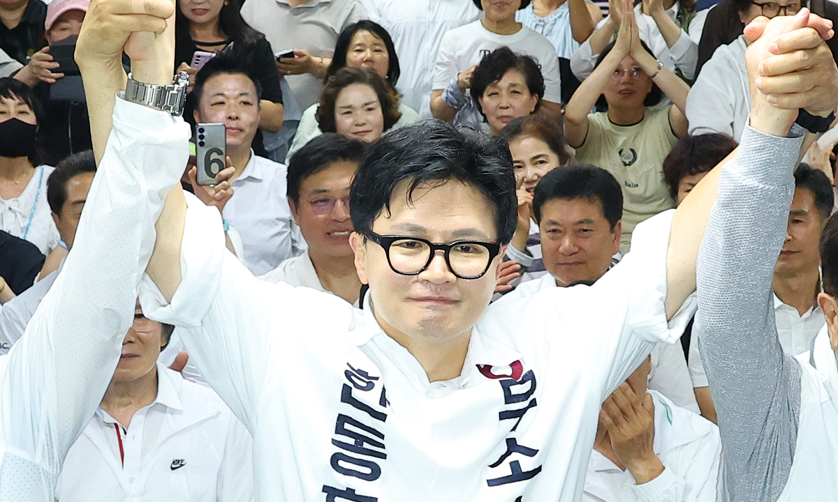 무소속 한동훈 부산 북갑 국회의원 보궐선거 후보가 4일 부산 북구 선거사무소에서 당선이 확정된 후 손을 맞잡고 있다. 연합뉴스