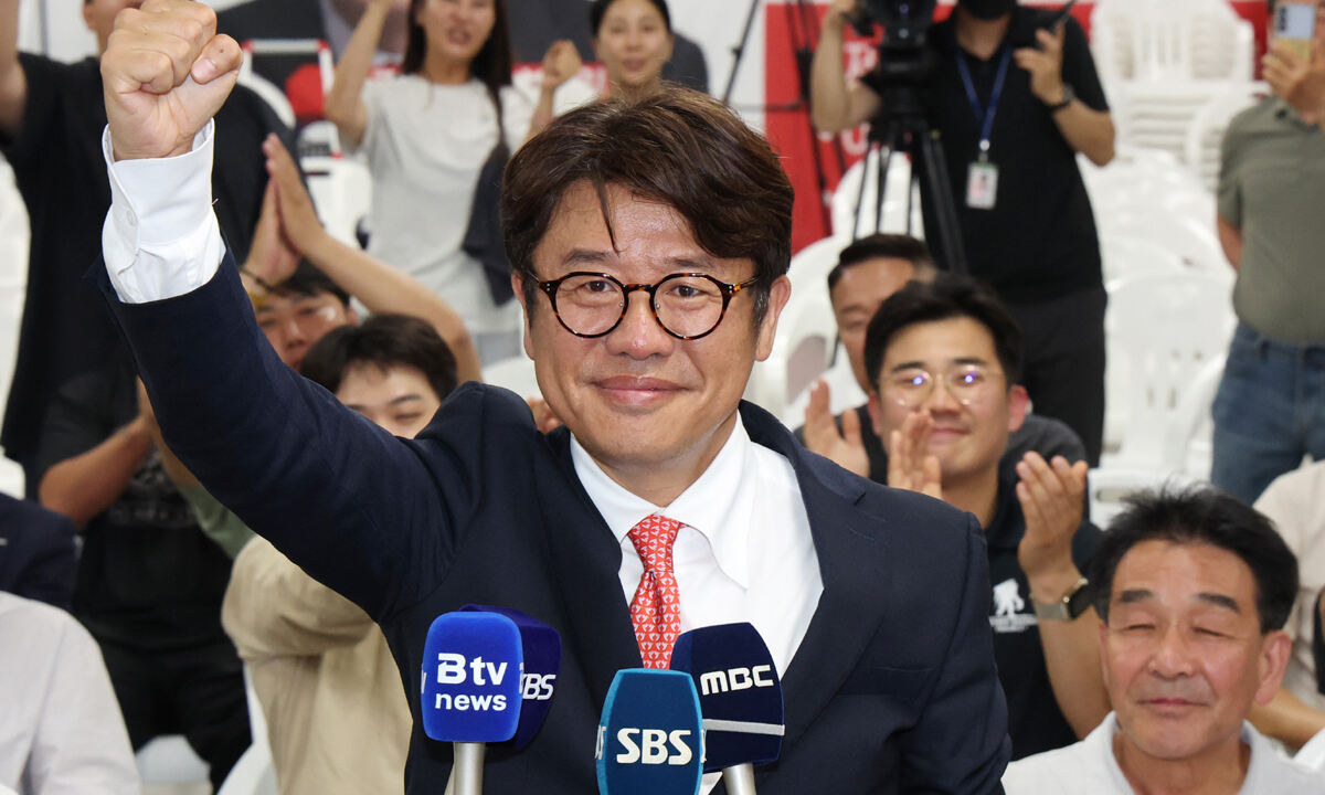 유의동 국민의힘 경기 평택시을 국회의원 후보가 4일 오전 경기 평택시 안중읍에 위치한 선거사무소에서 당선이 확실해지자 환호하고 있다. 뉴스1