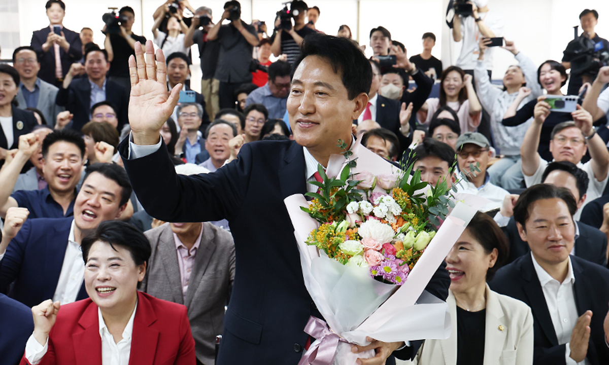 오세훈 국민의힘 서울시장 후보가 4일 서울 종로구에 마련된 본인의 선거사무소에서 당선이 유력해지자 입장 발표 후 꽃다발을 받고 환호 있다. 뉴스1