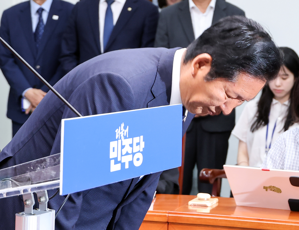 더불어민주당 정청래 총괄상임선대위원장이 4일 국회에서 기자회견을 열기에 앞서 고개 숙여 인사하고 있다. 연합뉴스