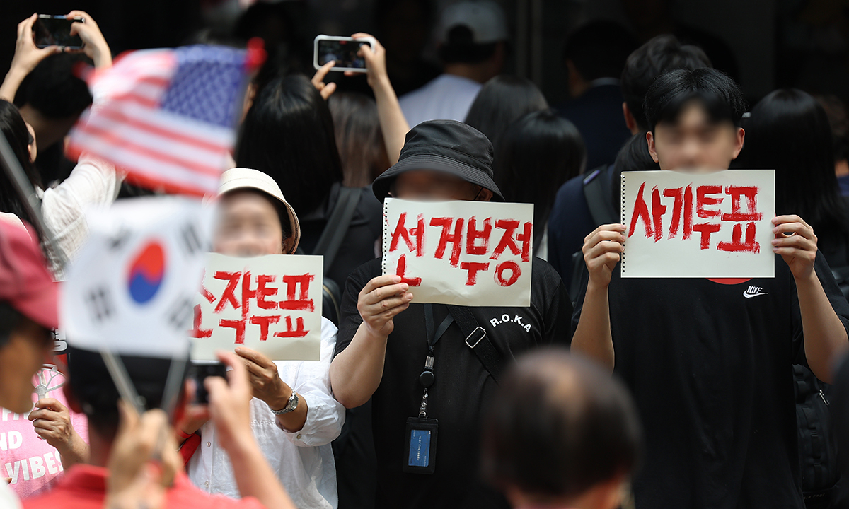 9회 전국동시지방선거 및 국회의원 재·보궐선거 투표용지 부족으로 투표 시간이 오후 10시까지 연장됐던 서울 송파구 잠실7동 제2투표소 앞에서 4일 투표함 반출에 반대하는 시민들이 구호를 외치고 있다. 연합뉴스