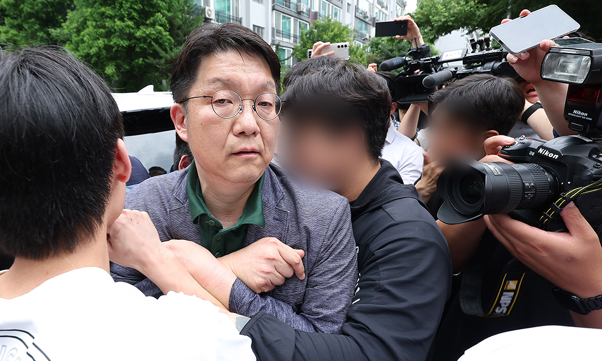 김범진 서울시선관위 사무처장이 4일 서울 송파구 잠실7동 제2투표소로 들어가려다 투표함 반출을 막는 시민들의 제지를 받고 있다. 연합뉴스