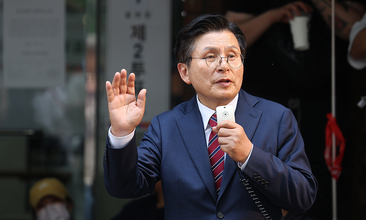 자유와혁신 황교안 대표가 4일 9회 전국동시지방선거 및 국회의원 재·보궐선거 투표용지 부족으로 투표 시간이 오후 10시까지 연장됐던 서울 송파구 잠실7동 제2투표소 앞에서 발언하고 있다. 연합뉴스