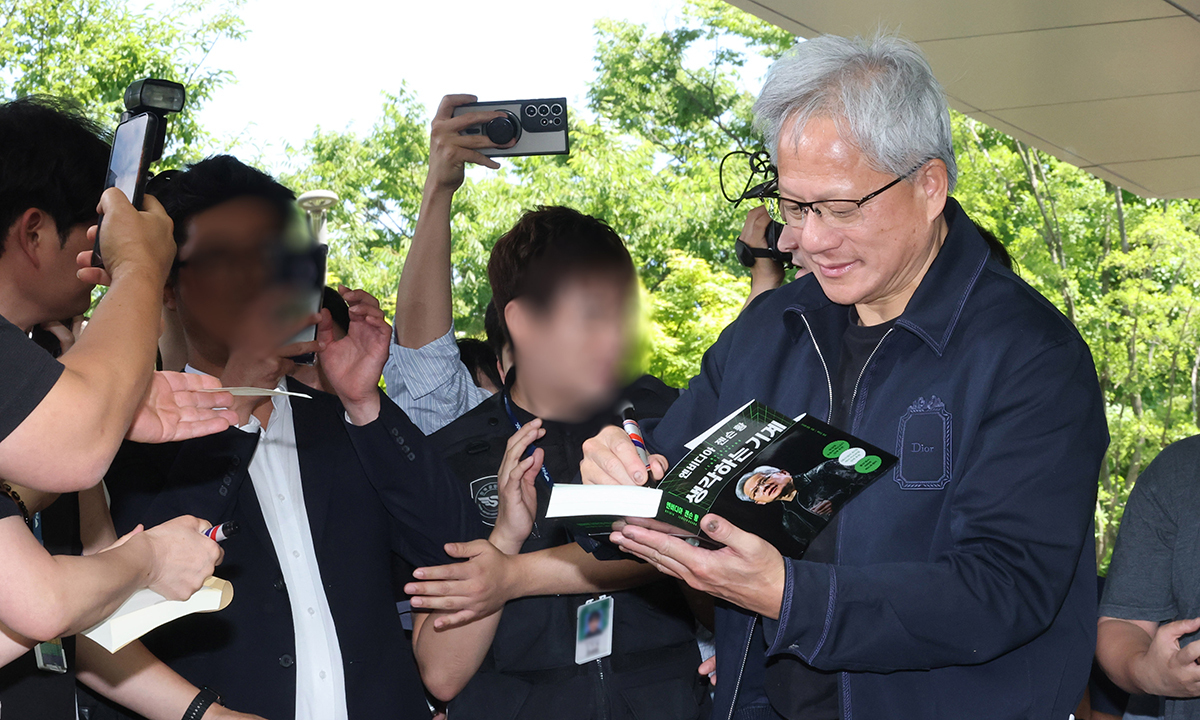 엔비디아 젠슨 황 최고경영자(CEO)가 5일 전용기편으로 서울 강서구 김포비즈니스항공센터(SGBAC)에 도착해 센터를 나서며 팬들에게 사인을 해주고 있다. 연합뉴스