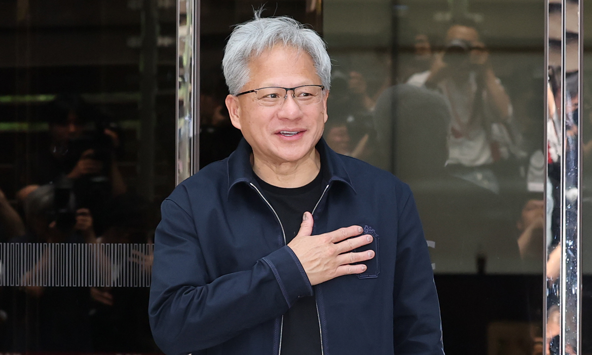 젠슨 황 엔비디아 최고경영자(CEO)가 5일 서울 강서구 서울김포비즈니스항공센터(SGBAC)를 통해 입국하고 있다. 젠슨 황은 이날 국내 주요 기업 총수들과 회동할 예정이다. 뉴스1