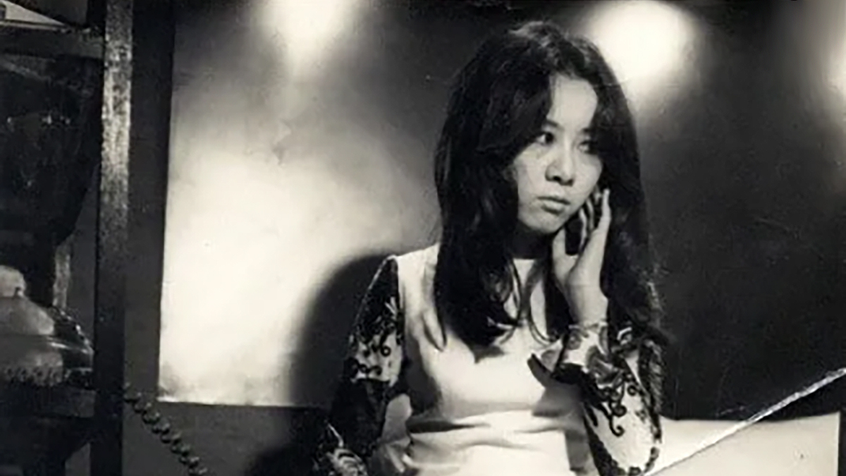 수많은 ‘처음’을 통과하며 묵묵히 버텨온, 그것이 곧 윤여정의 연대기다. 영화 ‘화녀’ 스틸컷