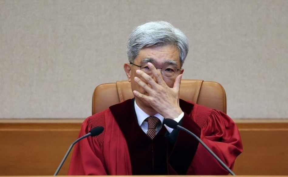 김상환 헌법재판소장이 지난 5월21일 헌재&nbsp;대심판정에서 결정 선고를 시작하기 전 안경을 고쳐 쓰고 있다. 연합