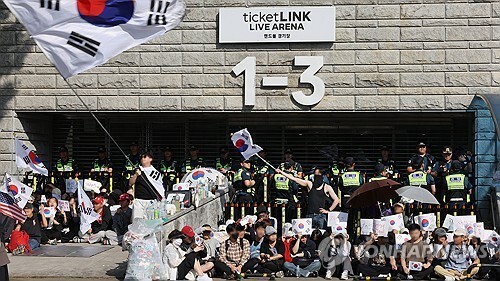 투표지 부족 사태'를 규탄하며 재선거를 요구하는 '잠실 개표소 봉쇄 시위'가 1박 2일째 계속되는 가운데 6일 개표소인 서울 송파구 올림픽공원 핸드볼경기장 앞에서 부정선거를 주장하는 시민들과 보수 성향 유튜버 등이 구호를 외치고 있다.