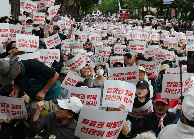 ‘투표용지 부족 사태’ 여야 충돌<br>“정치쇼 멈춰라” vs “정권 종말”