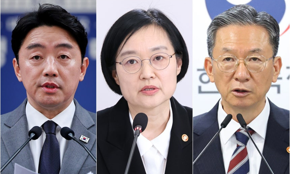 강훈식 대통령 비서실장(왼쪽부터)·한성숙 중소벤처기업부 장관·정성호 법무부 장관. 연합뉴스