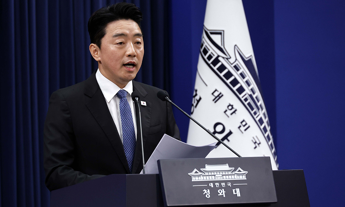 靑 “국민 모두의 성장 이끌 것” 강훈식 대통령 비서실장이 7일 청와대 춘추관에서 한성숙 국무총리 후보자 지명을 발표하고 있다. 강 실장은 한 후보자에 대해 “정보기술(IT) 기업 대표와 중소벤처기업부 장관 경험을 바탕으로 AI 대전환이라는 시대적 과제를 차질 없이 완수하고 국민 모두의 성장을 이끌 적임자”라고 지명 배경을 설명했다. 청와대사진기자단