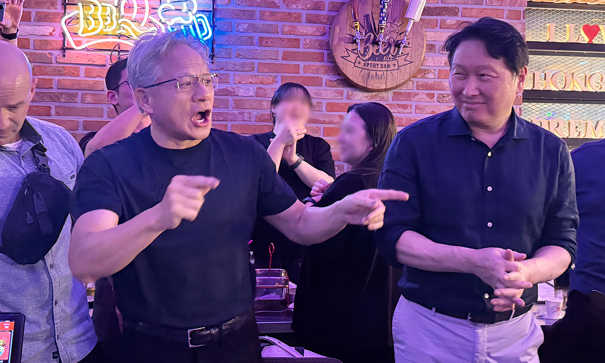 젠슨 황 엔비디아 최고경영자(CEO)가 지난 5일 서울 마포구 비비큐(BBQ) 홍대입구점에서 최태원 SK그룹 회장, 구광모 LG그룹 회장, 이해진 네이버 의장 등과 대화하고 있다. 연합뉴스