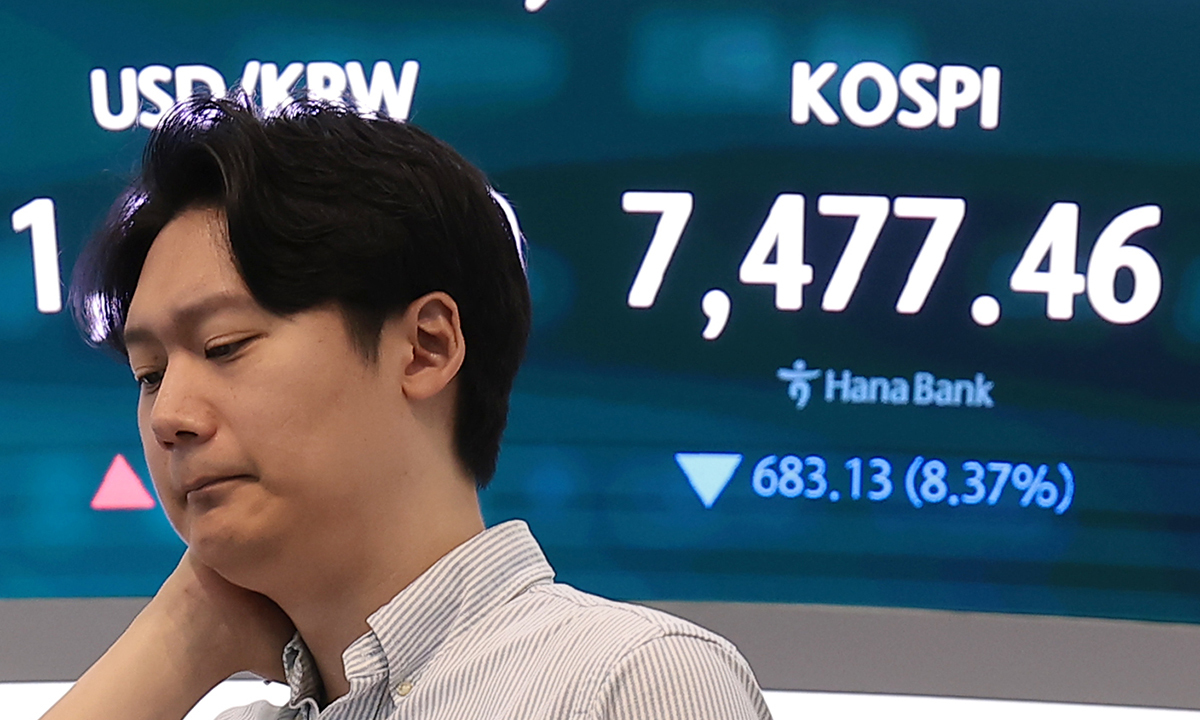 코스피 지수가 하락 출발한 8일 서울 중구 하나은행 딜링룸 전광판에 장초반 시황이 나타나고 있다. 이날 코스피는 개장과 함께 8% 폭락해 8000선이 붕괴되며 서킷 브레이커가 발동됐다.