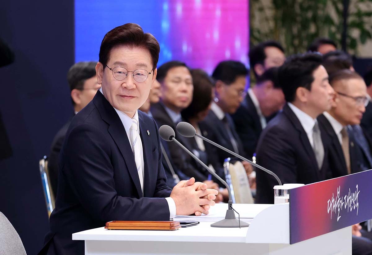 이재명 대통령이 8일 청와대에서 열린 취임 1주년 기자회견에서 기획영상을 보고 있다. 청와대사진기지단
