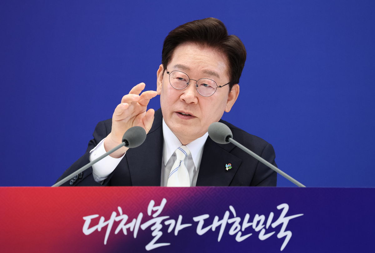 이재명 대통령, 취임 1주년 발언 (서울=연합뉴스) 김도훈 기자 = 이재명 대통령이 8일 청와대 영빈관에서 열린 취임 1주년 기자회견에서 발언하고 있다. 2026.6.8 superdoo82@yna.co.kr/2026-06-08 12:32:12/ &amp;lt;저작권자 ⓒ 1980-2026 ㈜연합뉴스. 무단 전재 재배포 금지, AI 학습 및 활용 금지&amp;gt;
