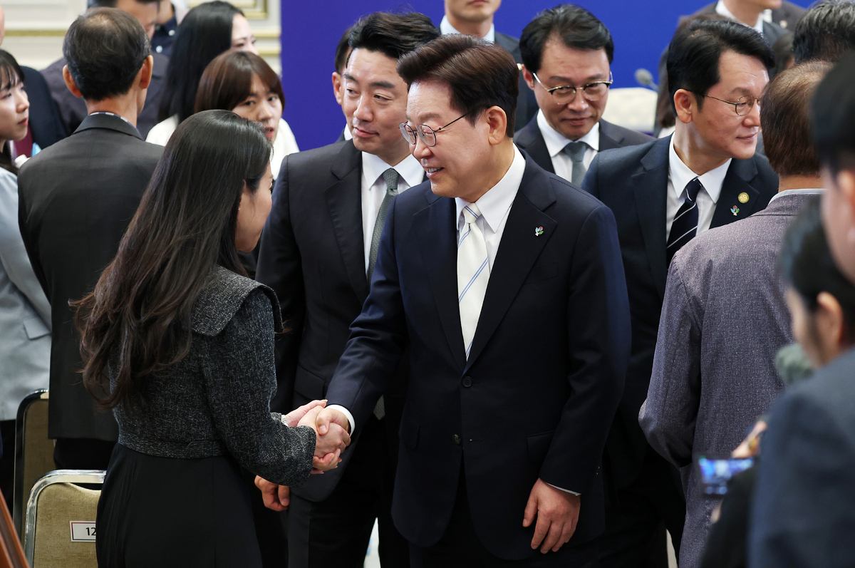 이재명 대통령이 8일 청와대 영빈관에서 취임 1주년 기자회견을 마친 후 참석자들과 인사하고 있다.