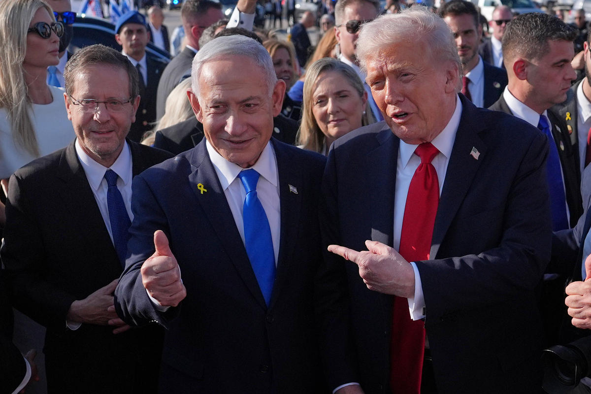 FILE - President Donald Trump poses for a photo with Israel's Prime Minister Benjamin Netanyahu before he boards Air Force One at Ben Gurion International Airport, Oct. 13, 2025, near Tel Aviv, as Israel's President Isaac Herzog watches at left. (AP Photo/Evan Vucci, File) FILE PHOTO/2026-06-09 04:33:44/ &amp;lt;저작권자 ⓒ 1980-2026 ㈜연합뉴스. 무단 전재 재배포 금지, AI 학습 및 활용 금지&amp;gt;