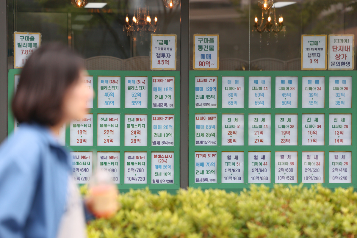 지난달 양도소득세 중과 시행을 앞두고 일부 급매물이 팔리며 수도권 아파트의 신고가 거래 비중이 10% 미만으로 감소한 것으로 나타난 가운데 8일 서울 강남구 한 부동산중개업소에 붙은 매물 정보. 직방이 국토교통부 매매 실거래가 자료를 분석한 결과 지난달에 계약된 수도권 아파트의 신고가 거래 비중은 9.7%로 올해 들어 가장 낮은 수준을 기록했다고 8일 밝혔다.