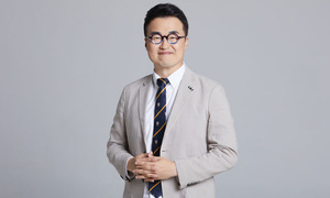 최태성, 홀로 목소리 