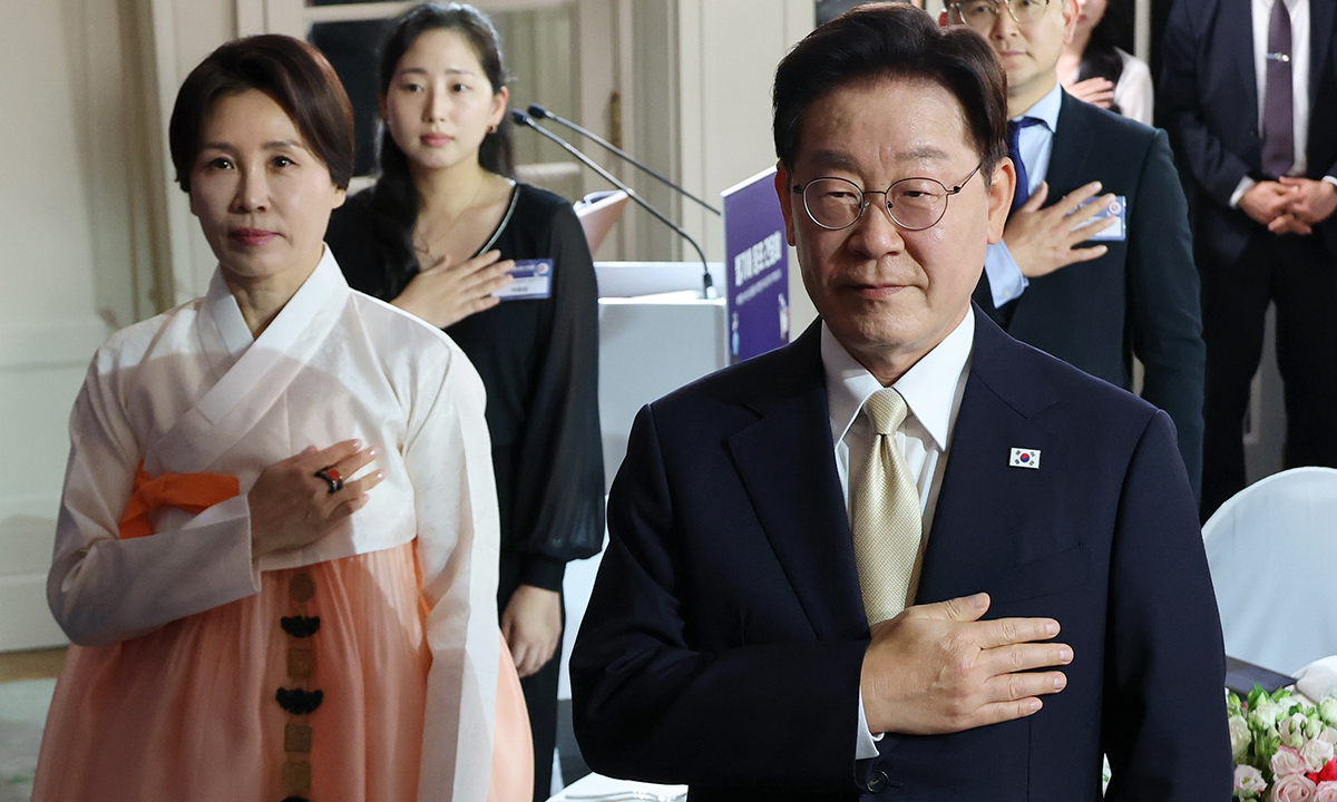 이재명 대통령과 김혜경 여사가 9일(현지시간) 벨기에 브뤼셀 한 호텔에서 열린 동포 만찬간담회에서 국기에 경례하고 있다. 연합뉴스