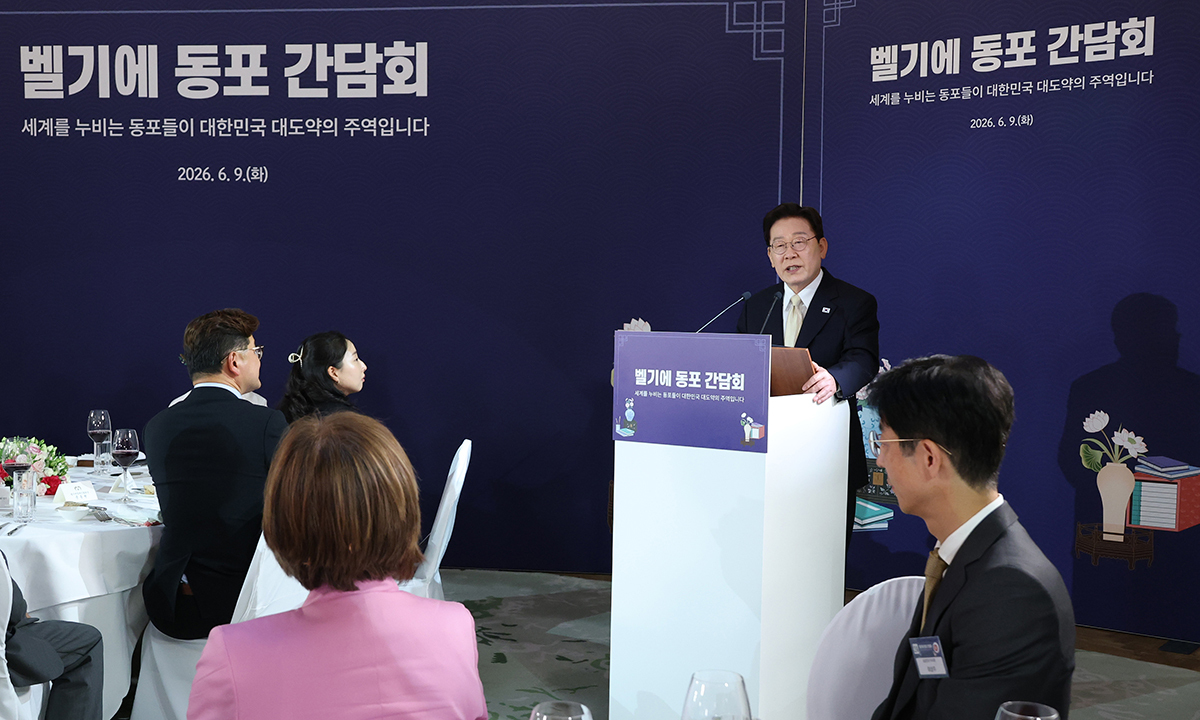 이재명 대통령이 9일(현지시간) 벨기에 브뤼셀 한 호텔에서 열린 동포 만찬간담회에서 인사말을 하고 있다. 연합뉴스