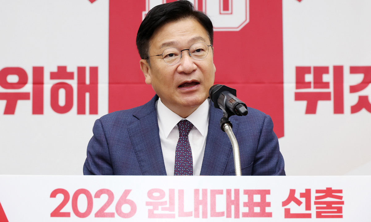 정점식 국민의힘 신임 원내대표가 10일 서울 여의도 국회에서 열린 국민의힘 원내대표 선출 의원총회에서 당선 소감을 밝히고 있다. 공동취재
