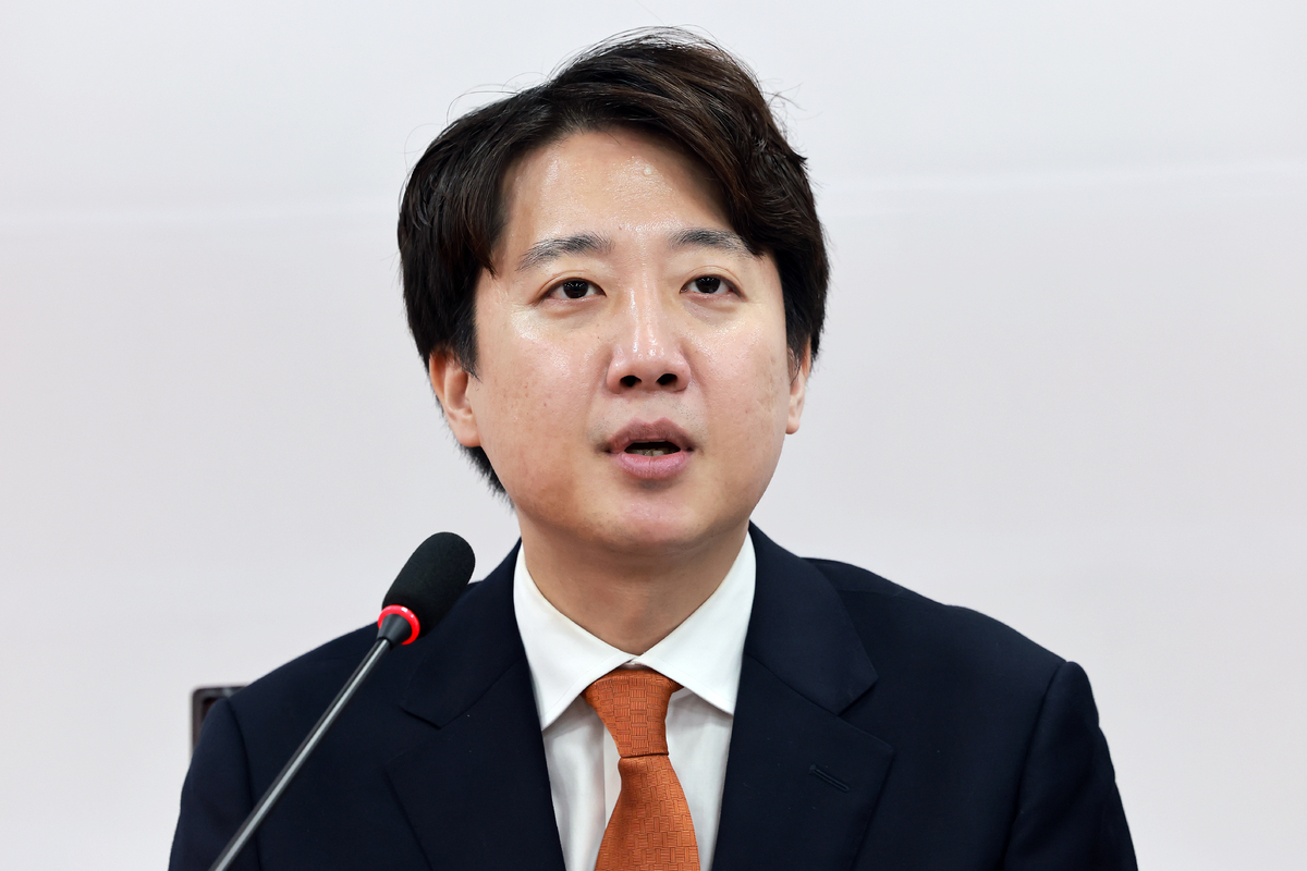 개혁신당 이준석 대표가 4일 국회에서 열린 최고위원회의에 참석해 발언하고 있다. 연합뉴스