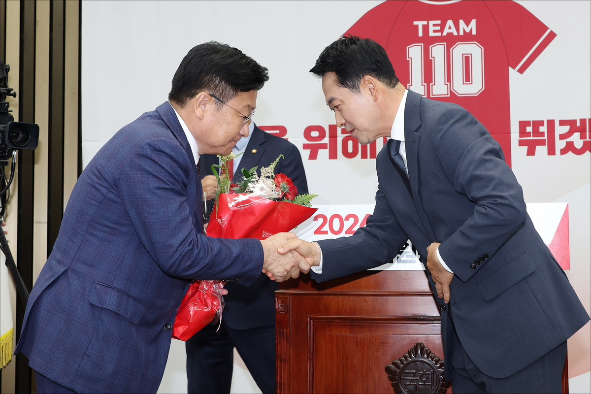 정점식 국민의힘 신임 원내대표가 10일 서울 여의도 국회에서 열린 국민의힘 원내대표 선출 의원총회에서 장동혁 대표와 악수를 하고 있다. 뉴스1
