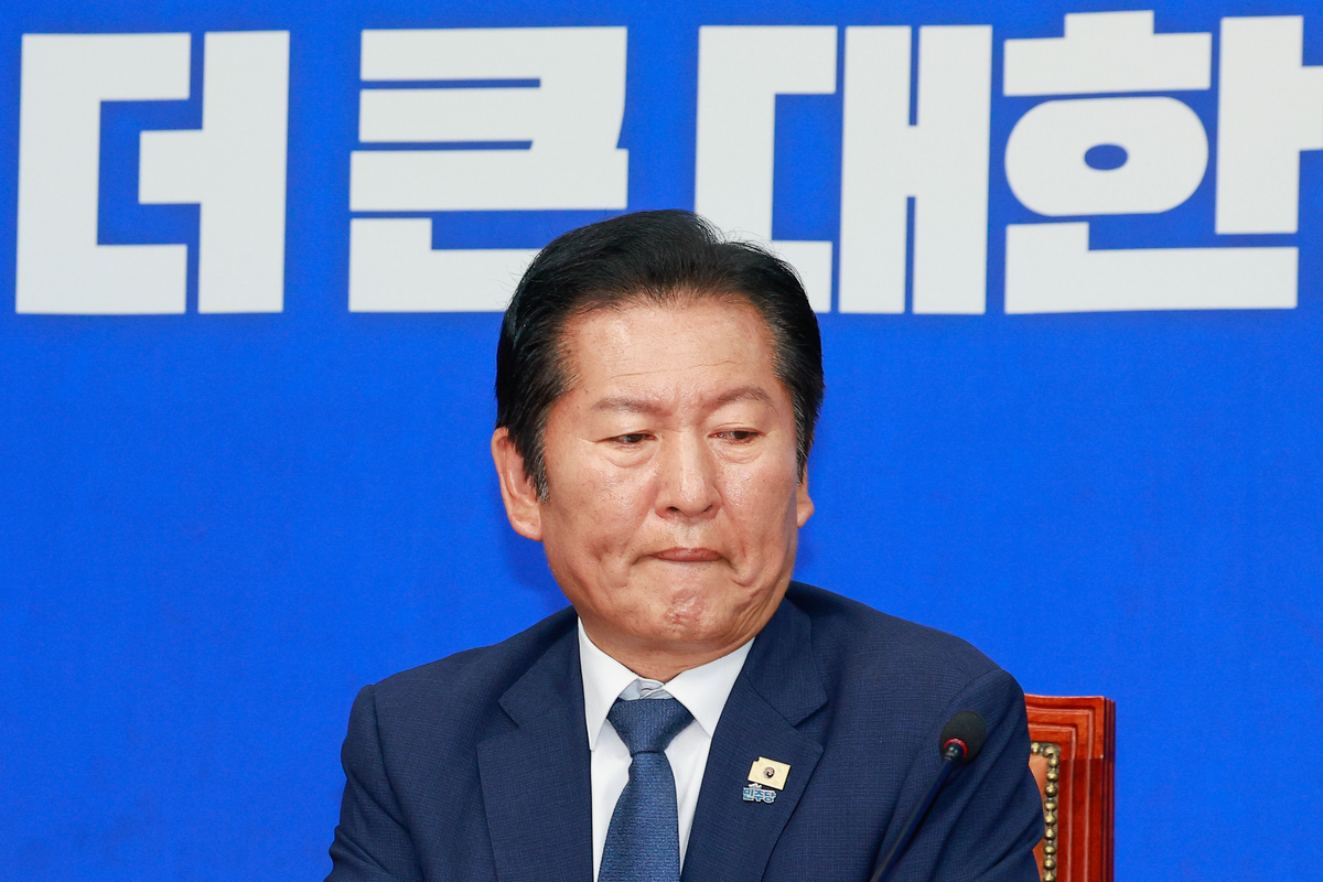 정청래 더불어민주당 대표가 10일 서울 여의도 국회에서 열린 최고위원회의에 참석해 원내대표 발언을 듣고 있다. 뉴스1
