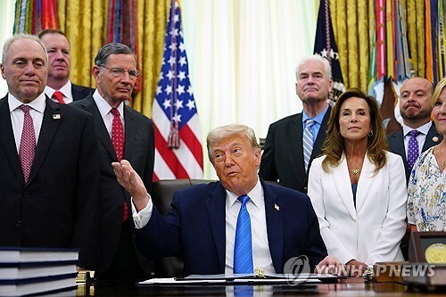 트럼프 "오늘 더 강하게 공격하겠다"…이란 "굳게 맞설 것"