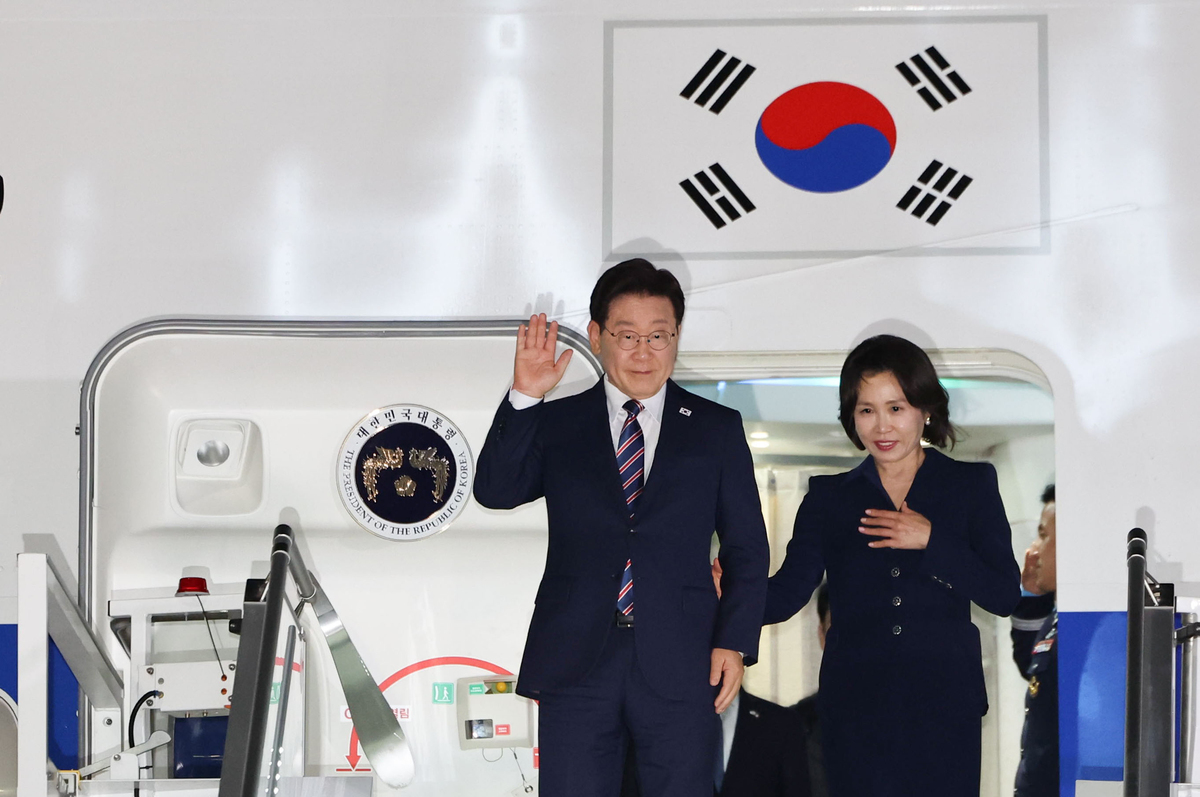 이탈리아를 국빈 방문한 이재명 대통령과 김혜경 여사가 10일(현지시간) 로마 피우미치노 국제공항에 도착한 공군 1호기에서 환영객에게 인사하고 있다.&nbsp; &nbsp;로마=연합뉴스