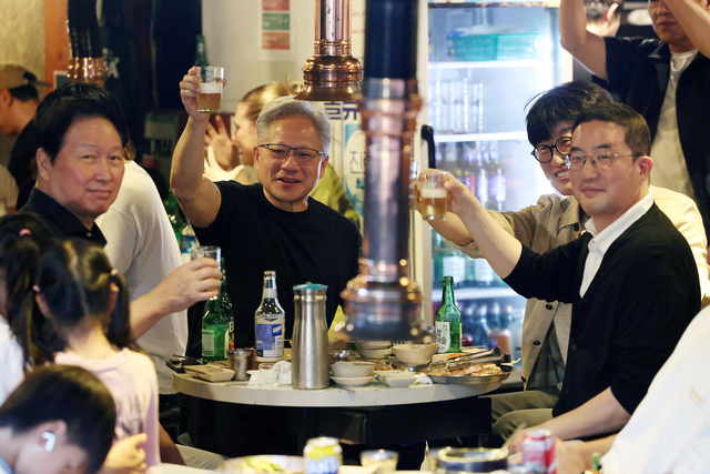 지난 5일 젠슨 황 엔비디아 최고경영자(CEO)와 최태원 SK그룹 회장, 구광모 LG그룹 회장, 이해진 네이버 의장이 서울 마포구 홍대 인근 삼겹살 음식점 ‘형님 저요’에서 이른바 ‘삼소(삼겹살·소주) 회동’을 가졌다. 연합뉴스