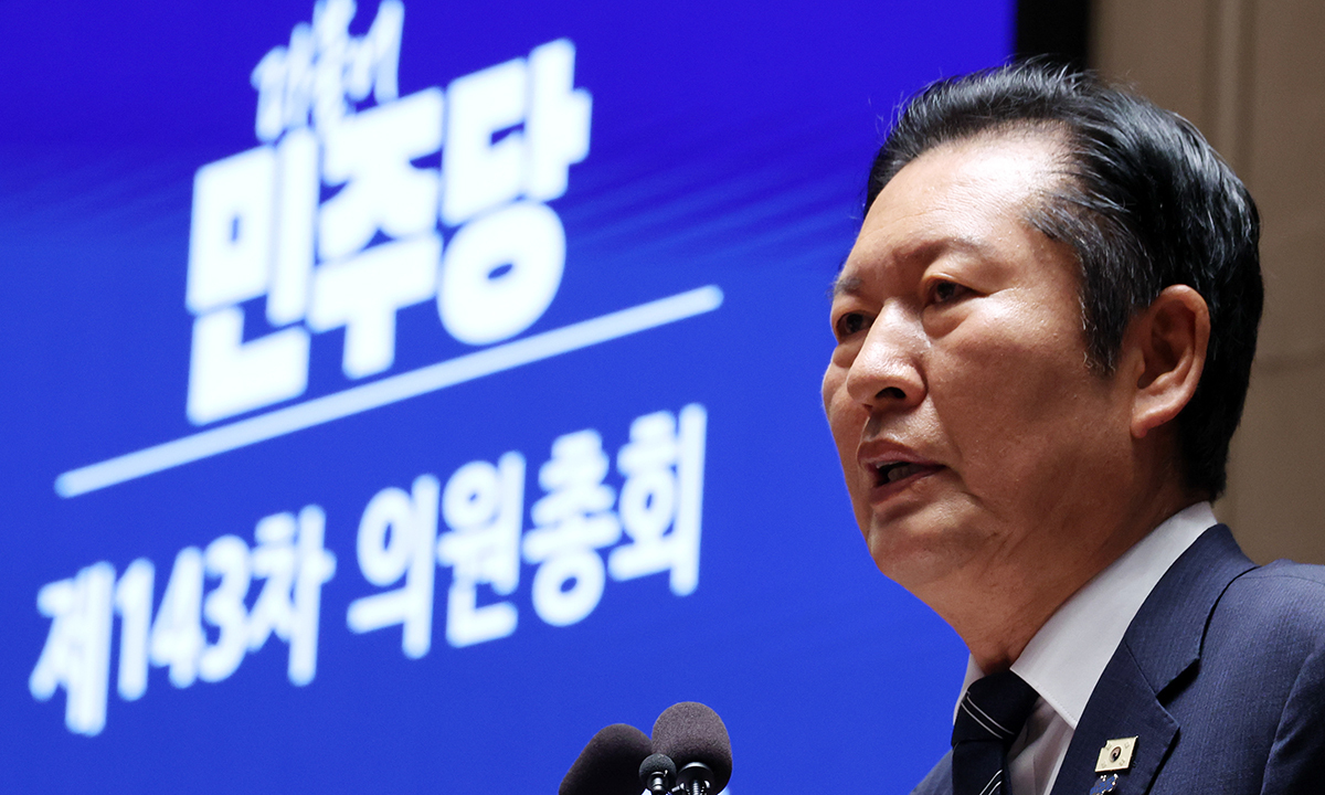 정청래 더불어민주당 대표가 11일 여의도 국회에서 열린 의원총회에서 발언하고 있다. 뉴시스