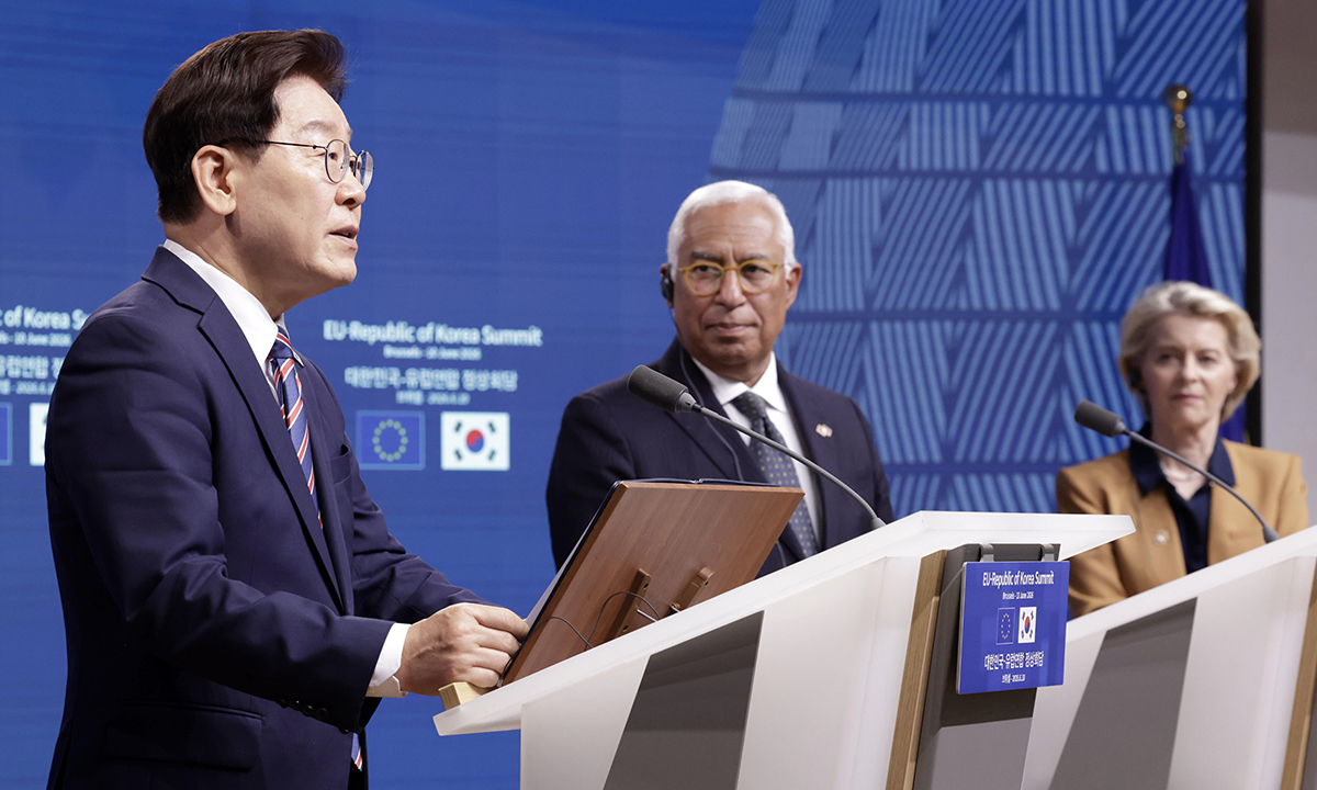 G7 정상회의 참석 계기 벨기에를 방문 중인 이재명 대통령이 10일(현지 시간) 브뤼셀 유럽 연합(EU) 이사회에서 유럽 연합 안토니우 코스타 정상회의 상임의장, 우르술라 폰 데어 라이엔 집행위원장과 한-EU 공동언론발표를 하고 있다. 뉴시스