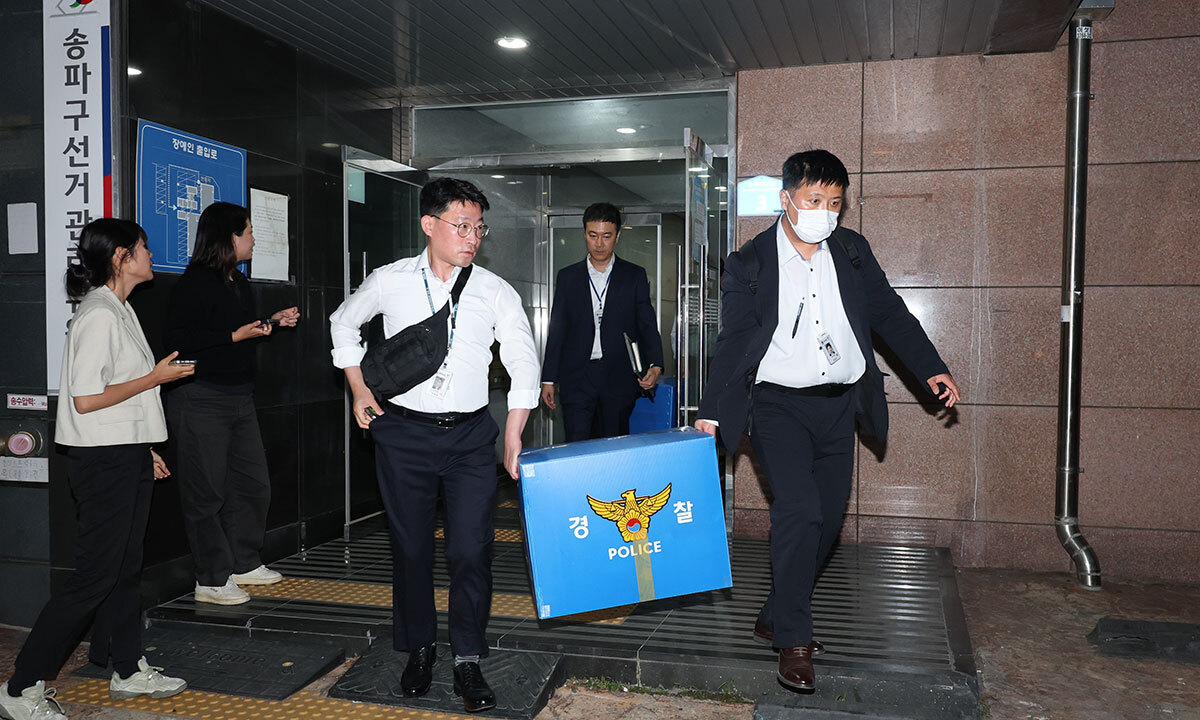 송파구선관위 압수수색 6·3 지방선거 투표용지 부족사태 8일만인 11일 오후 첫 강제 수사에 나선 검·경 합동수사본부 관계자들이 서울 송파구선거관리위원회에서 압수수색을 마친 뒤 건물을 나서고 있다. 연합뉴스