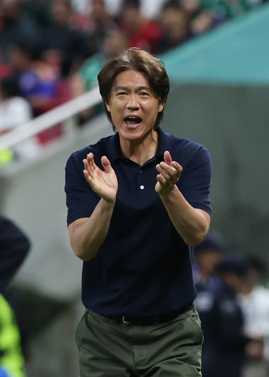 12일(한국시간) 멕시코 사포판 에스타디오 아크론에서 열린 2026 국제축구연맹(FIFA) 북중미 월드컵 A조 1차전 한국-체코 경기 후반, 홍명보 감독이 백승호 등 선수들을 향해 작전을 지시하며 격려하고 있다. 사포판=연합뉴스