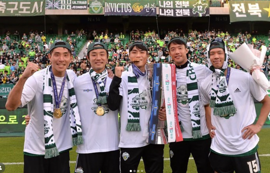 전북 현대에서 활약하던 박진섭(가운데). 수비형 미드필더와 센터백을 오가며 팀의 핵심 자원으로 활약했다. 박진섭 SNS