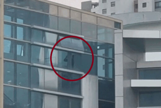 투표지 부족 논란 한창인데…청사 내 골프 연습에 개인정보 유출까지