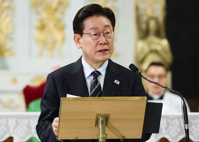 교황청 찾은 이 대통령 "한반도 평화가 세계 평화로 이어지길"…유흥식 추기경 미사 집전