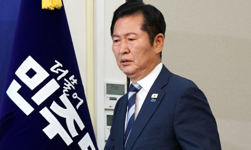 정청래 비서실장 한민수 “대통령 순방중 거취 표명 안 할 것”…鄭, 연임 도전 무게