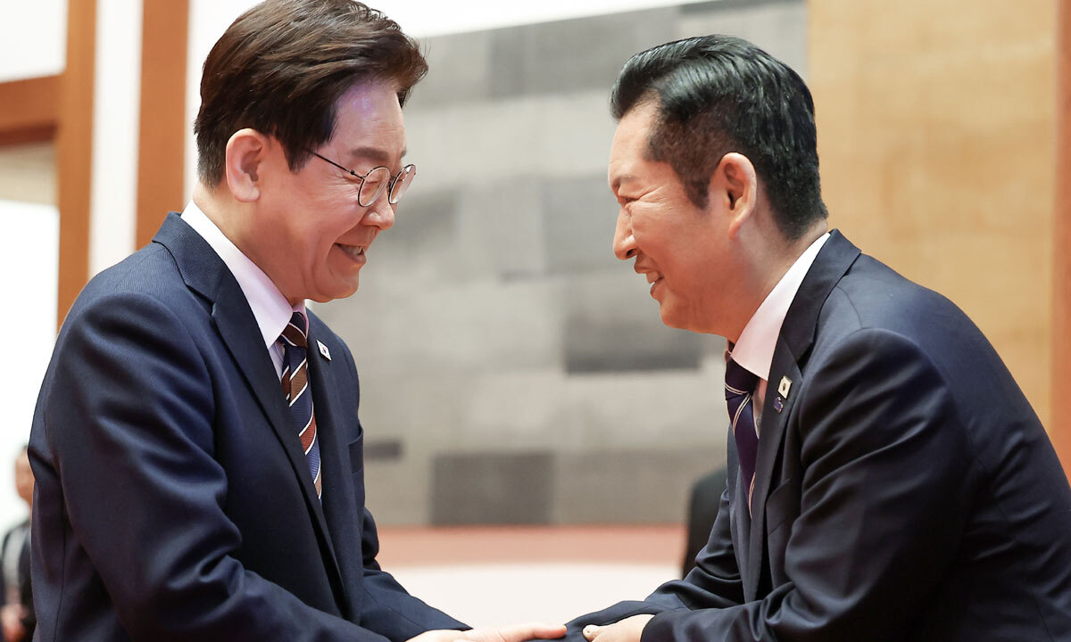 이재명 대통령이 4월 7일 청와대에서 열린 여야정 민생경제협의체 회담 및 오찬에서 정청래 더불어민주당 대표와 악수하고 있다. 뉴시스