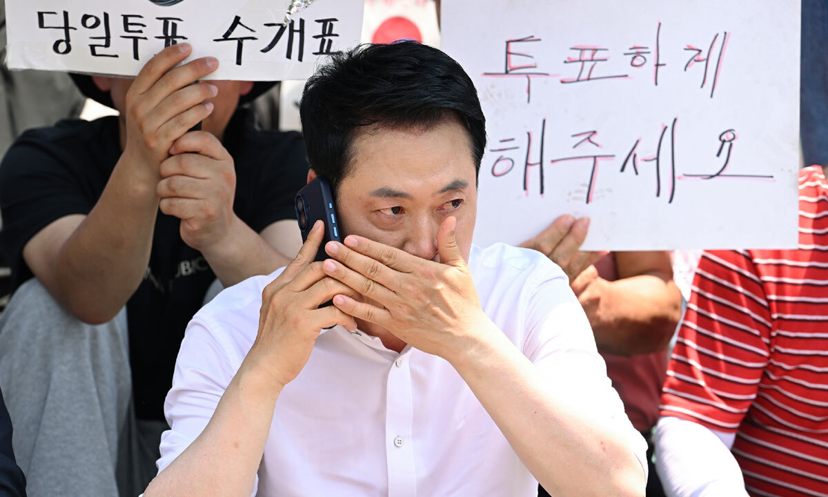 올림픽공원 간 張 국민의힘 장동혁 대표가 16일 서울 송파구 올림픽공원 핸드볼경기장 출입구 앞에서 통화하고 있다. 선거 소청을 추진하는 국민의힘 지도부를 향한 당내 비판이 확산하는 가운데 장 대표는 이날 “소청은 시작에 불과하다”며 “전국 재선거를 목표로 싸우겠다”고 말했다. 유희태 기자