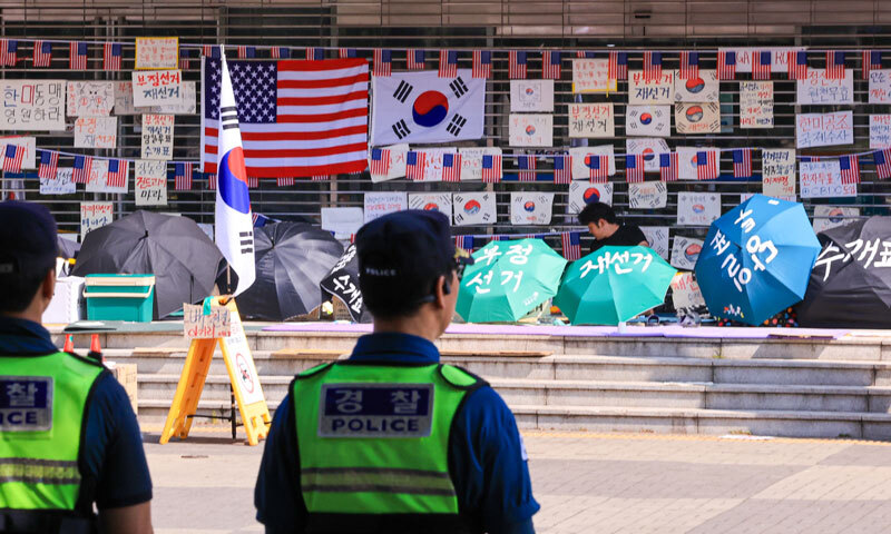 제9회 전국동시지방선거 투표용지 부족 사태를 규탄하는 개표소 봉쇄 시위가 계속된 18일 서울 송파구 올림픽공원 핸드볼경기장 앞에 경찰들이 배치돼 있다. 뉴스1