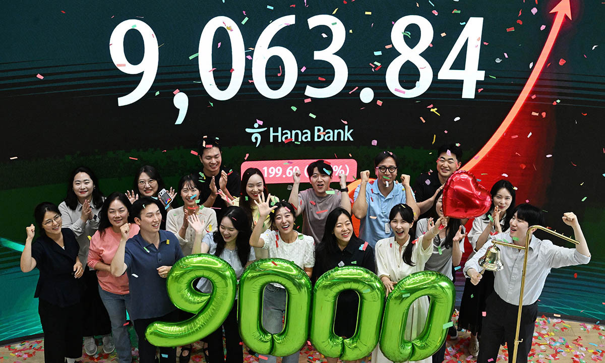 18일 서울 중구 하나은행 본점 딜링룸에서 직원들이 코스피 9000 돌파 축하 세리머니를 하고 있다.