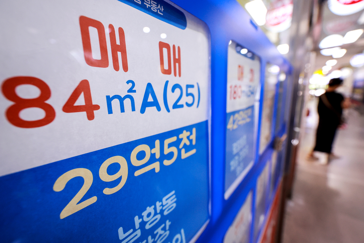 치솟는 서울 집값 부동산 플랫폼 직방이 국토교통부 실거래가 자료를 분석한 결과 지난달 서울 아파트 거래 중 20억원 이상 가격대 비중이 13.6%로 1월 대비 3.2%포인트 늘어난 것으로 나타나는 등 서울을 포함한 수도권 주요 지역의 집값 상승세가 가파르다. 사진은 18일 서울 송파구 시내의 한 부동산에 걸린 아파트 매물 안내. 뉴스1