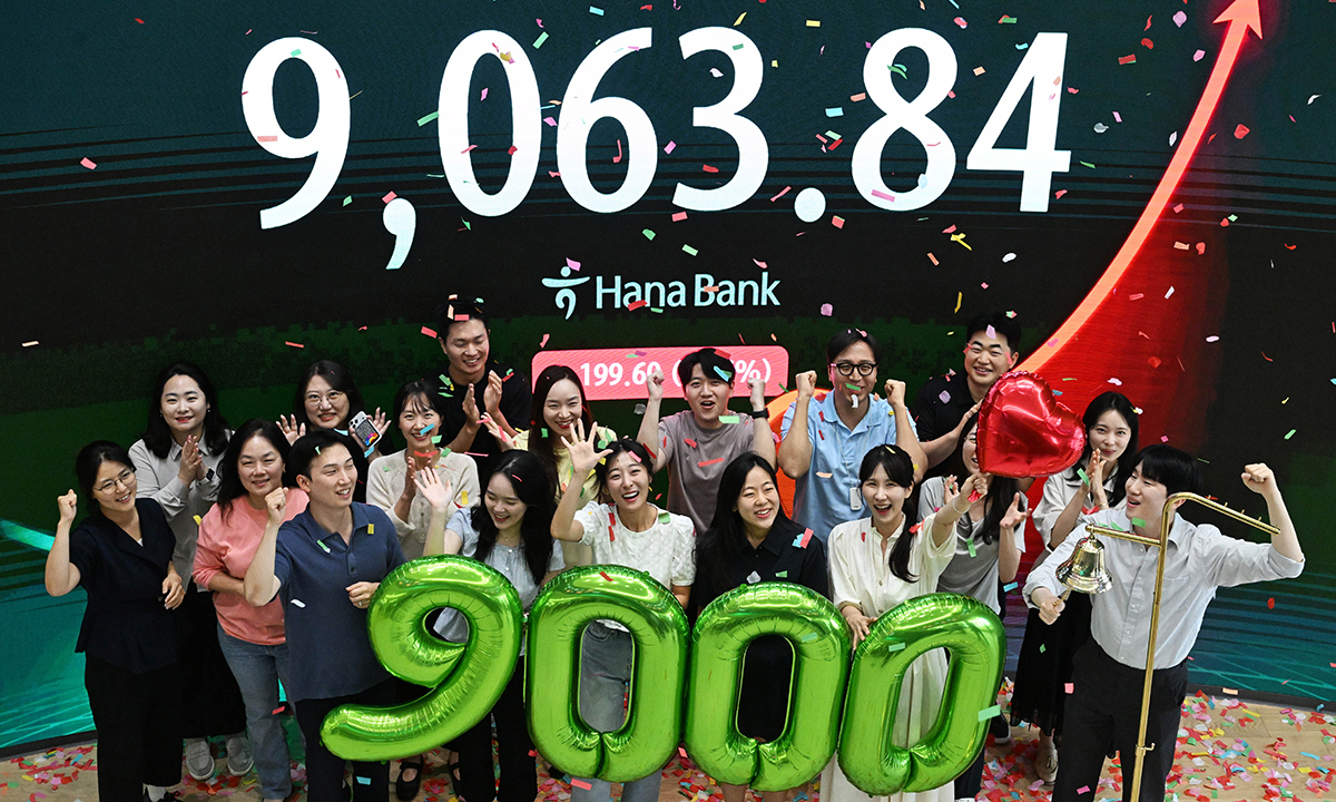 코스피가 사상 처음으로 9000포인트를 돌파 마감한 18일 서울 중구 하나은행 딜링룸에서 직원들이 축하 세리머니를 하고 있다. 이날 코스피는 전 거래일 대비 199.60포인트(2.25%) 오른 9063.84로 마감했다. 뉴스1