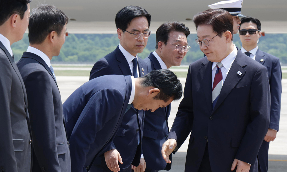 李 귀국길 마중 나간 정청래 ‘폴더인사’