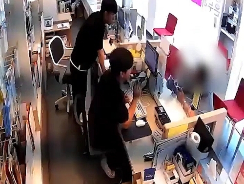 "유심 빼라" 피싱범 지시 눈치챈 통신사 점장 6천만원 피해 막아